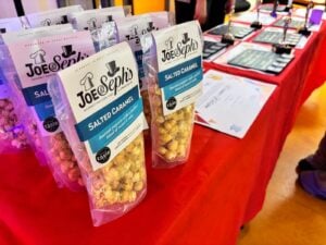 Gourmet popcorn displayed alongside trophies and certificates at the Loreto Film Awards event.